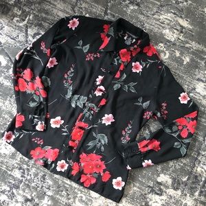 🌹🌿Black Floral button up blouse🌿🌹Size M